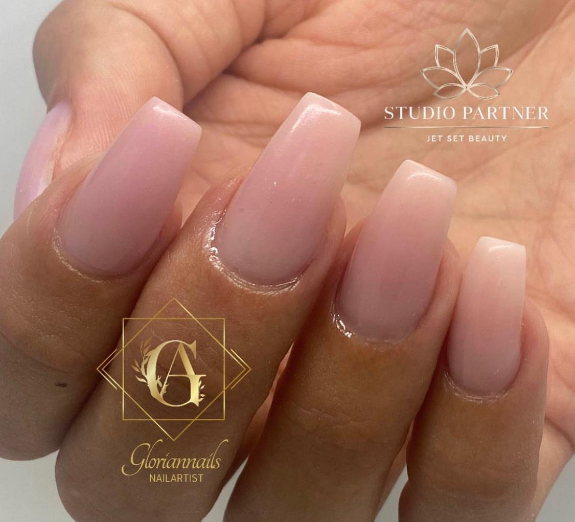 Gelnägel in Square-Form mit zartem Rosé-Nude-Verlauf – GlorianNails Emmenbrücke