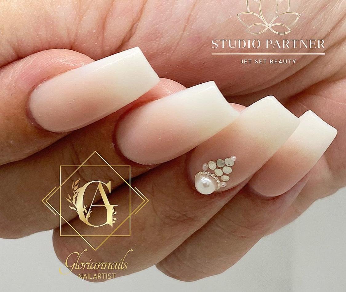 Lange Square-Nägel in milchigem Nude mit Perle und Strasssteinen am Ringfinger – GlorianNails Emmenbrücke