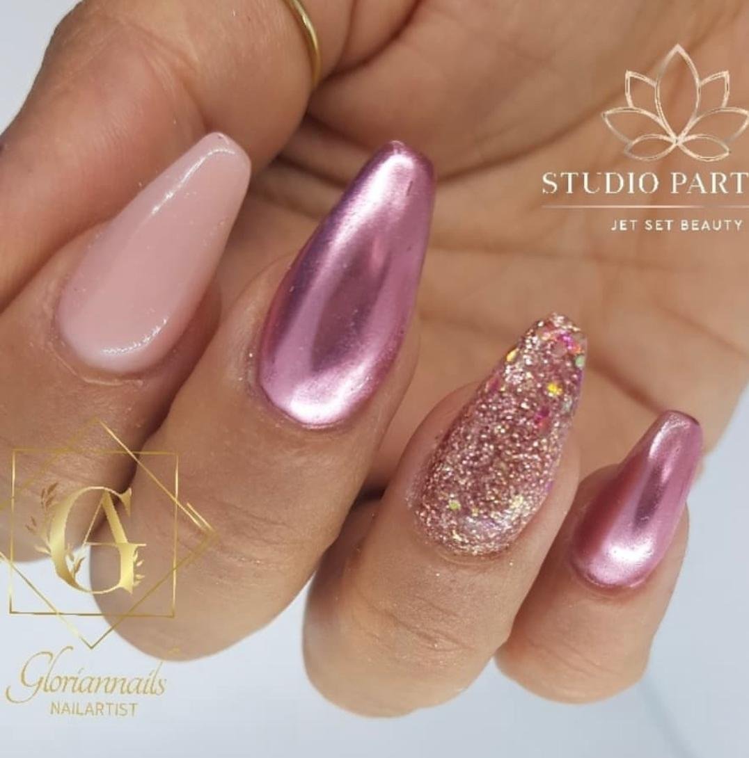 Nageldesign mit rosé Chrome, Glitzer und Nude im Mix in Coffin-Form – GlorianNails Emmenbrücke