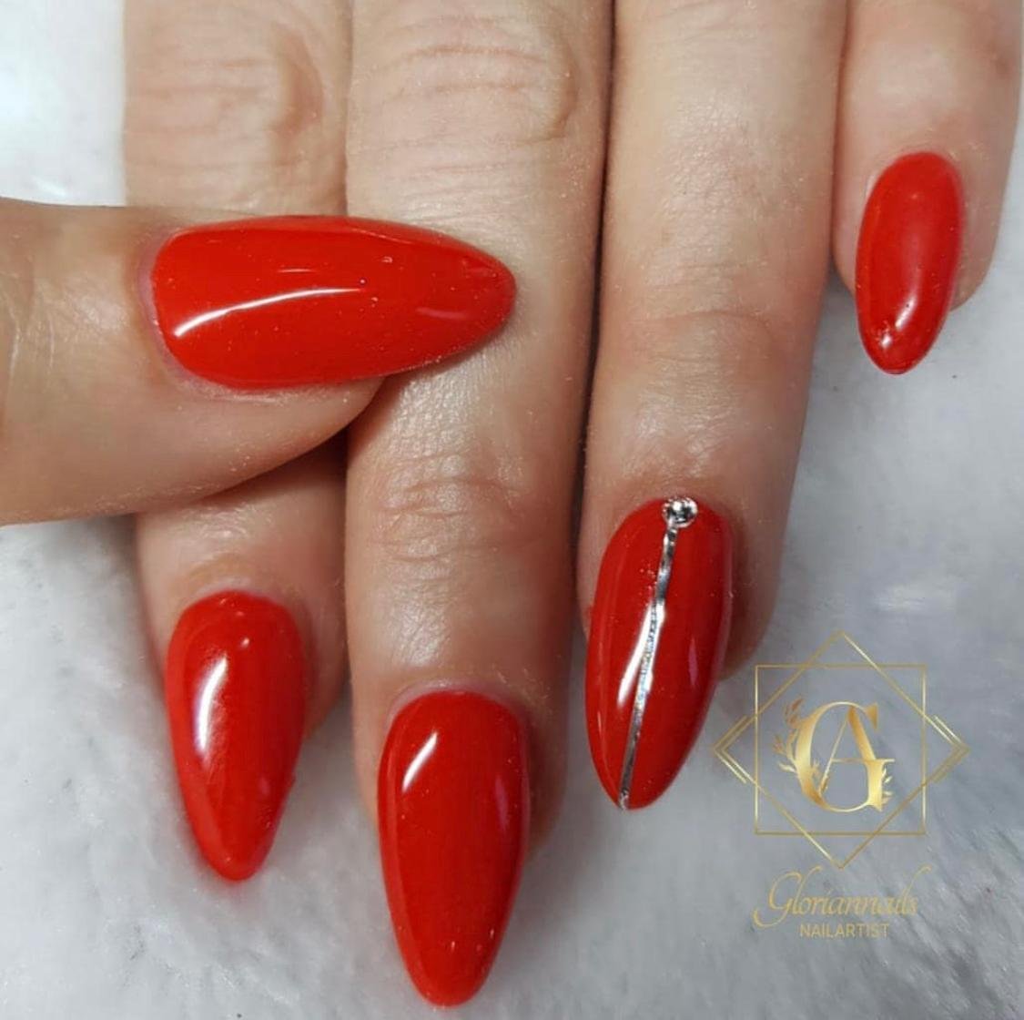 Mandelförmige Gelnägel in leuchtendem Rot mit silbernem Zierstreifen und Strassstein – GlorianNails Emmenbrücke