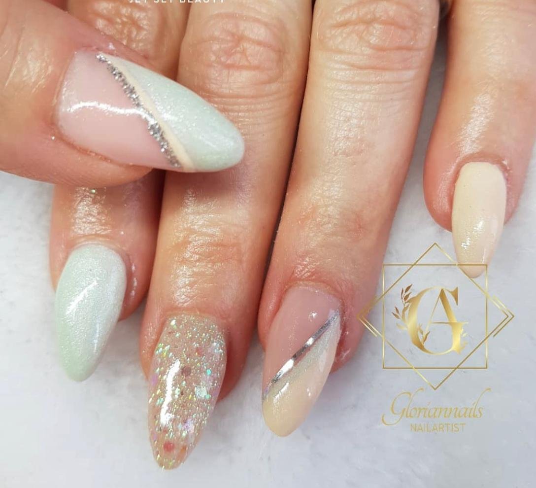Pastellfarbenes Nageldesign in Mint und Nude mit Silberlinie und Glitzerakzent – GlorianNails Emmenbrücke