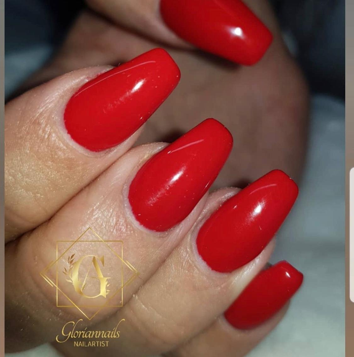 Lange Coffin-Nägel in kräftigem Rot mit spiegelndem Finish – GlorianNails Emmenbrücke