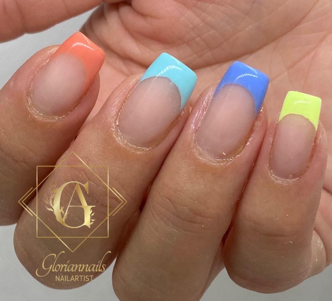 French-Nägel mit Neon-Spitzen in Orange, Türkis, Blau und Gelb – GlorianNails Emmenbrücke