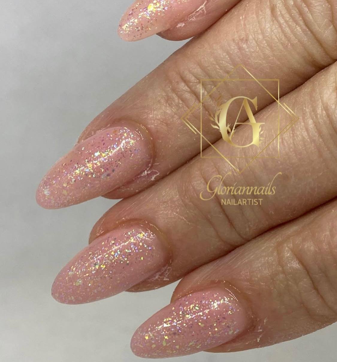 Mandelförmige Nägel in Rosé mit schillernden Glitzerflocken – GlorianNails Emmenbrücke
