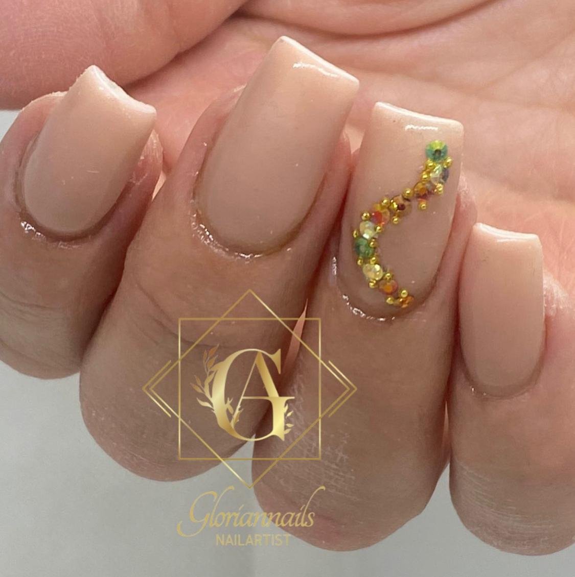 Nude Gelnägel mit einer Sichel aus bunten Strasssteinen als Akzent – GlorianNails Emmenbrücke