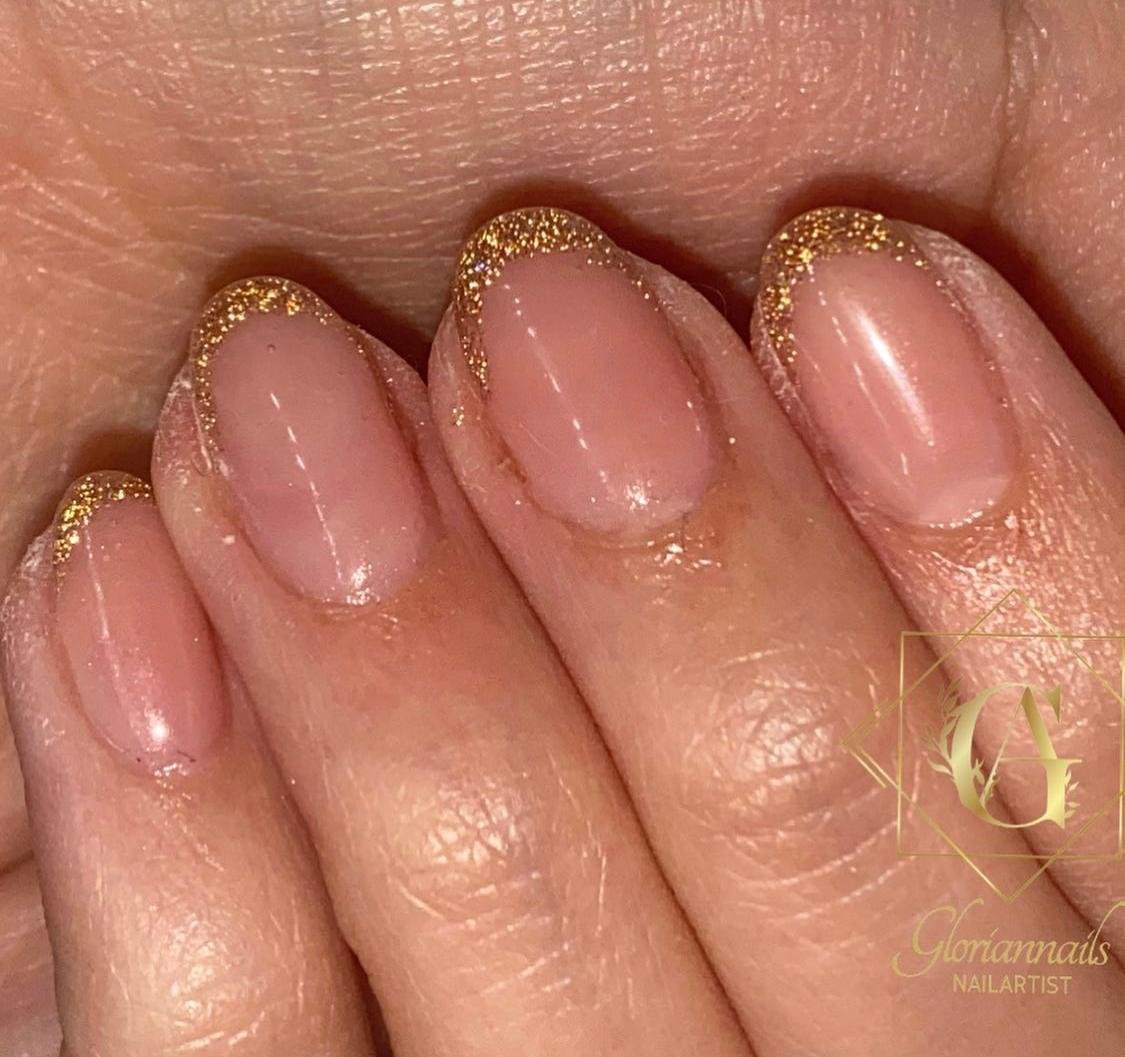 Ovale Naturnägel in Rosé mit goldenen Glitzer-French-Spitzen – GlorianNails Emmenbrücke