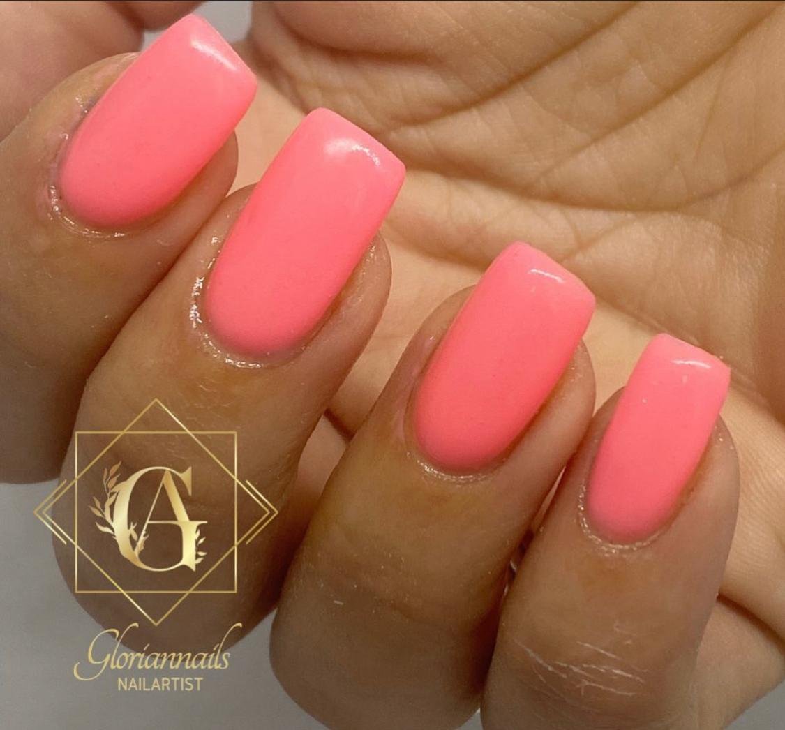Square-Nägel in kräftigem Korallenrosa mit Hochglanz – GlorianNails Emmenbrücke