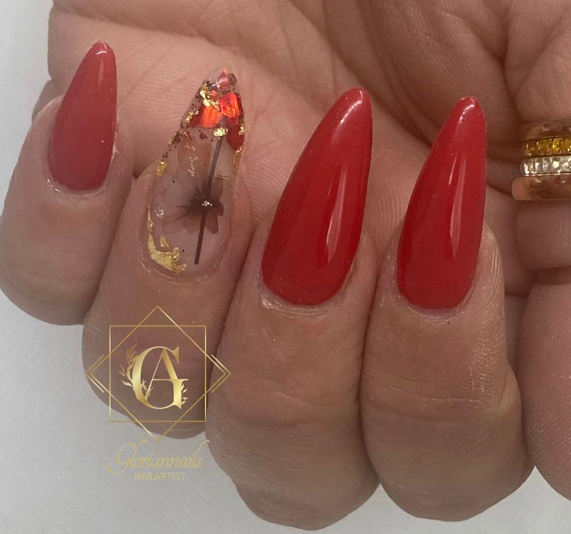 Rote Stiletto-Nägel mit Blattgold und eingearbeiteter Trockenblume – GlorianNails Emmenbrücke