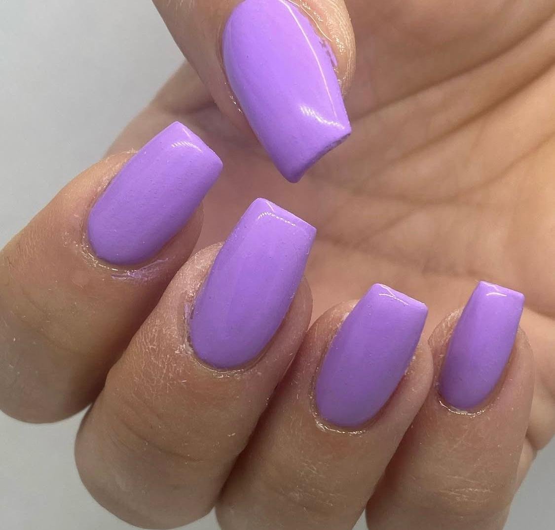 Square-Nägel in kräftigem Flieder-Violett – GlorianNails Emmenbrücke