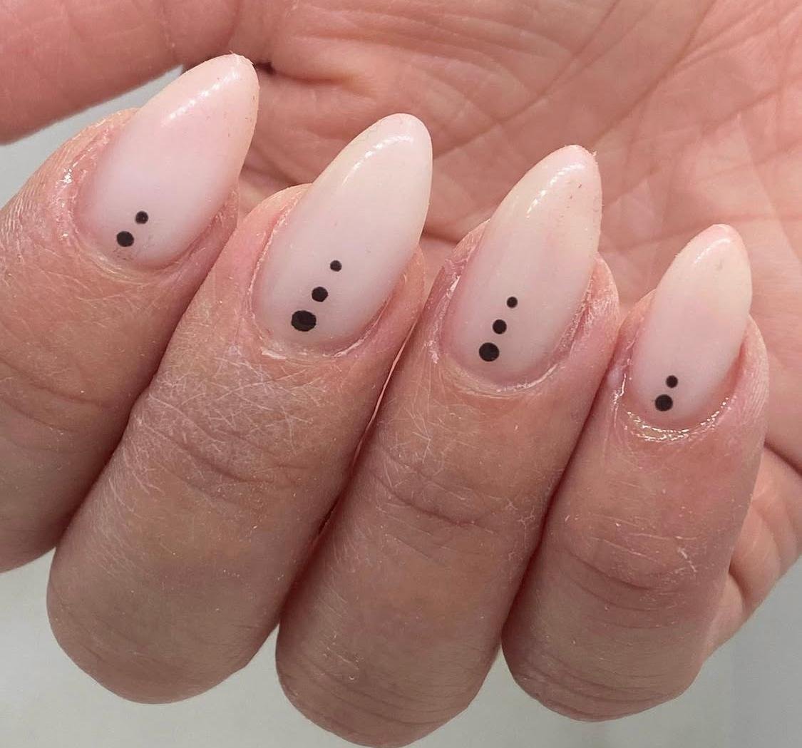 Milchig-nude Mandelnägel mit minimalistischen schwarzen Punkten – GlorianNails Emmenbrücke