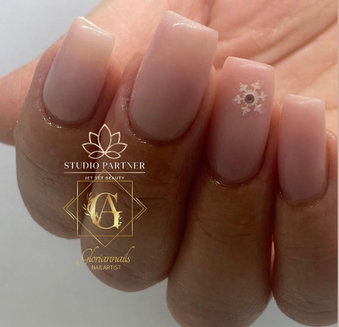 Nude Square-Nägel mit weisser Schneeflocke und Strassstein als Winter-Akzent – GlorianNails Emmenbrücke