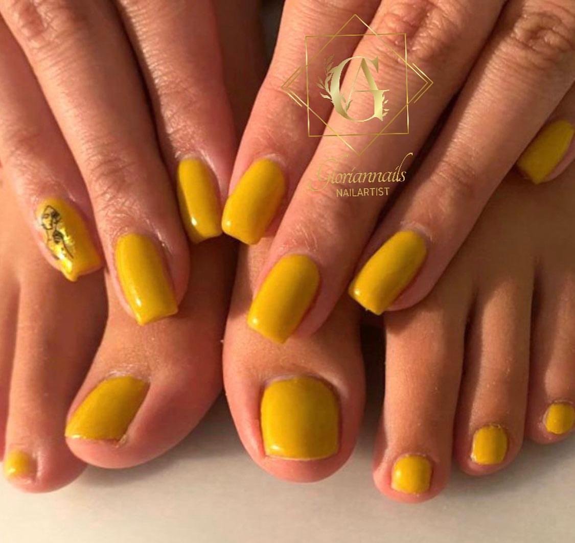 Hände und Füsse in Senfgelb mit gemaltem Gesichtsmotiv am Ringfinger – GlorianNails Emmenbrücke