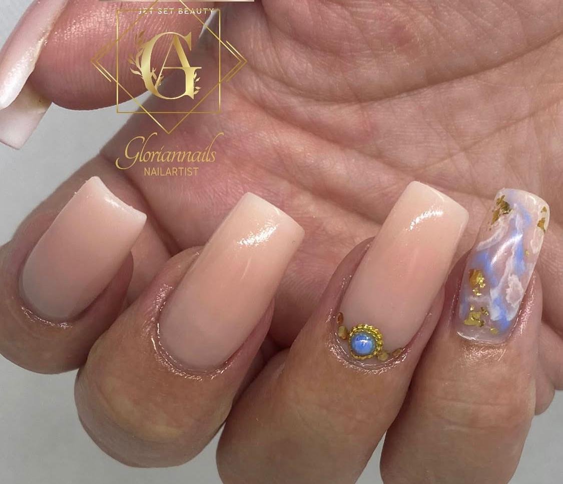 Nude Coffin-Nägel mit blauem Cabochon und Blattgold-Marmorierung – GlorianNails Emmenbrücke