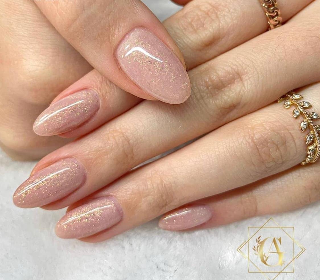 Mandelförmige Gelnägel in Rosé-Nude mit feinem Goldschimmer – GlorianNails Emmenbrücke